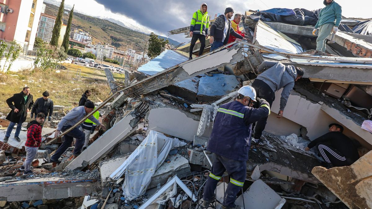 Počet obětí zemětřesení v Turecku a Sýrii přesáhl 50 000